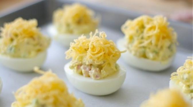 Telur Ham dengan Lelehan Keju | via: buzzfeed.com