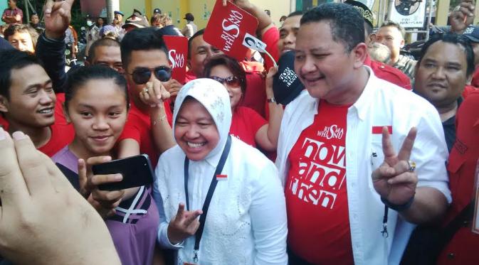 Pasangan Risma-Whisnu saat mendatangi Gedung KPU Kota Surabaya, Jumat (25/9/2015). (Liputan6.com/Dian Kurniawan)