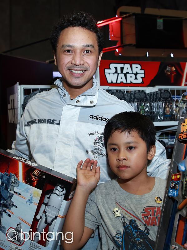 Giring yang merupakan penggemar berat Star Wars tidak melewatkan kesempatan untuk mengunjungi booth-nya dan membeli aksesori Star Wars. (Deki Prayoga/Bintang.com)