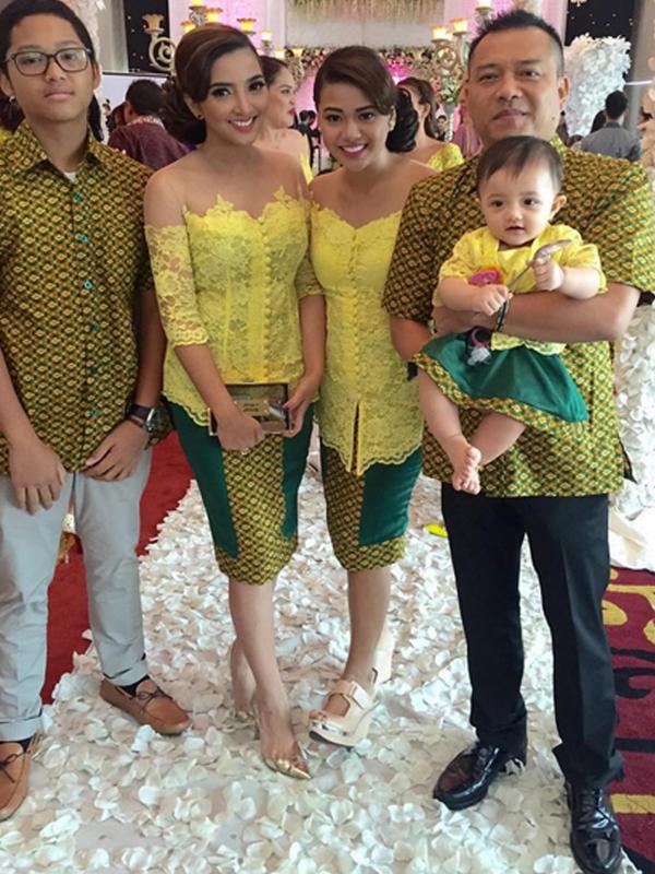 Kekompakan keluarga Anang Hermansyah berpakaian senada. (foto: instagram.com/ashanty_ash)