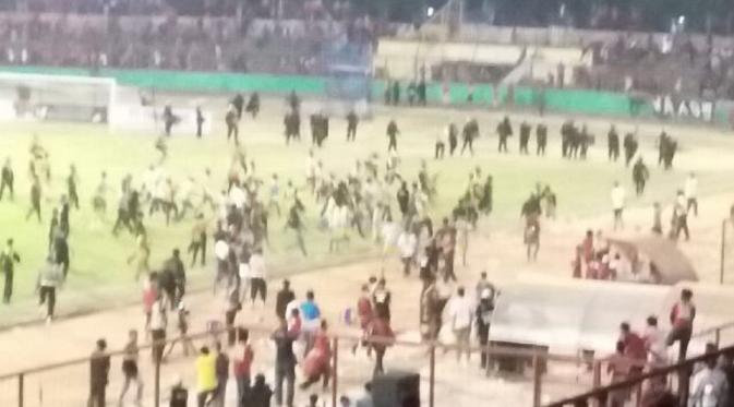 Kecewa tim kesayangannya PSM Makassar gagal lolos ke semifinal Piala Presiden 2015 suporter Makassar berbuat rusuh di Stadion Andi Mattalatta pada Sabtu (26/9/2015). (Istimewa)