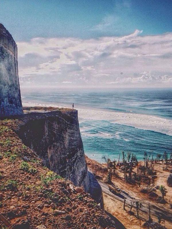 Tebing Tinggi di Pantai Melasti (Ungasan) | via: bali.mehthesheep.com