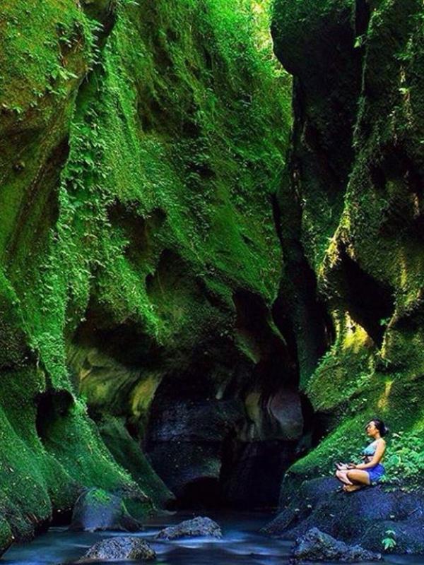 Tebing Hijau dan Goa Kecil di Undisan Bangli | via: bali.mehthesheep.com