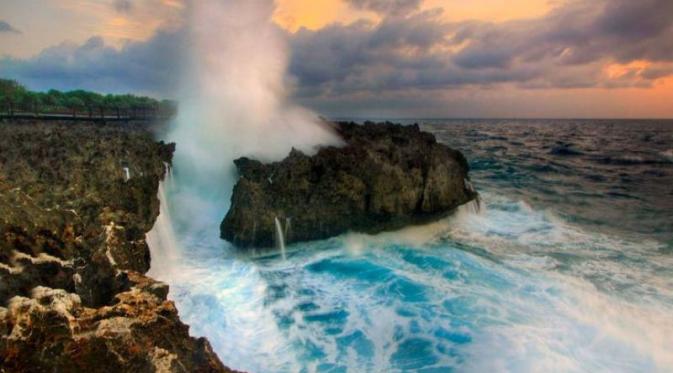 Tebing Semburan Air di Nusa Dua | via: bali.mehthesheep.com