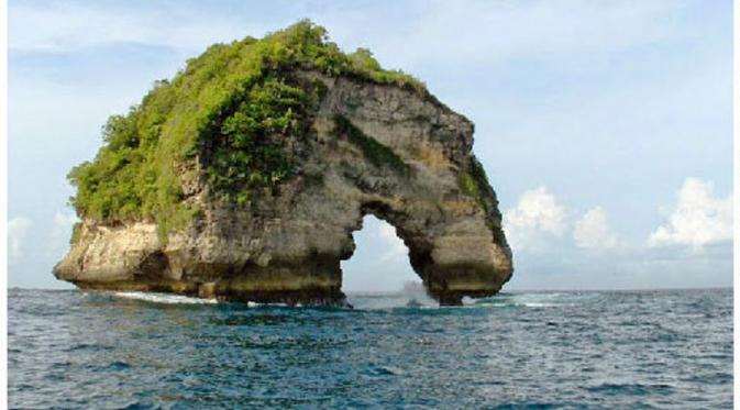 Tebing Banah, Nusa Penida | via: bali.mehthesheep.com