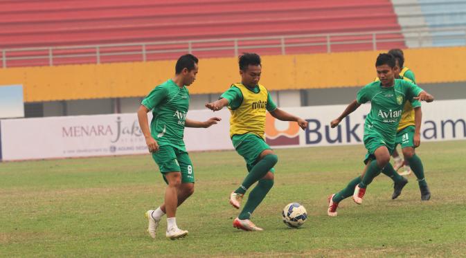 Para pemain Persebaya United alias Bonek FC terlihat serius saat uji coba lapangan Stadion Gelora Sriwijaya, Palembang, Sabtu (26/9/2015). (Bola.com/Riskha Prasetya)