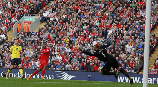 Brad Guzan gagal menghalau tendangan striker Liverpool Daniel Sturridge 