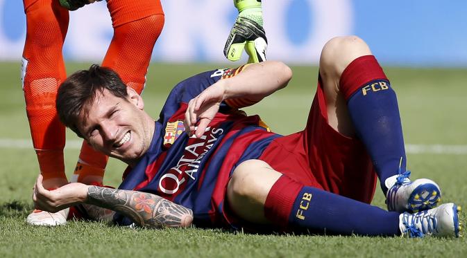 Lionel Messi cedera lutut.