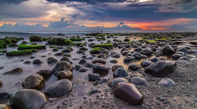 Pantai Batu Besar Misterius – Yeh Leh | via: bali.mehthesheep.com