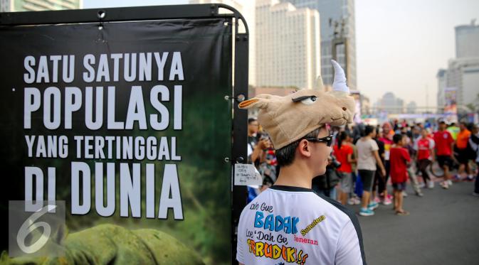 Aktivis mengenakan topi badak memperingati Hari Badak Sedunia, Jakarta, Minggu (27/9/2015). Kampanye dilakukan untuk penyadartahuan dan penyelematan Badak Sumatera dan Badak Jawa yang populasinya tiap tahun makin berkurang. (Liputan6.com/Faizal Fanani)