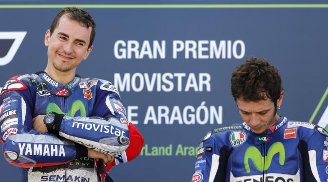 Rider Movistar Yamaha Jorge Lorenzo mengungguli rekan setimnya, Valentino Rossi, dalam balapan MotoGP 2015 di Sirkuit Aragon, Spanyol, Minggu (27/9/2015). (Liputan6.com/REUTERS/Marcelo del Pozo)