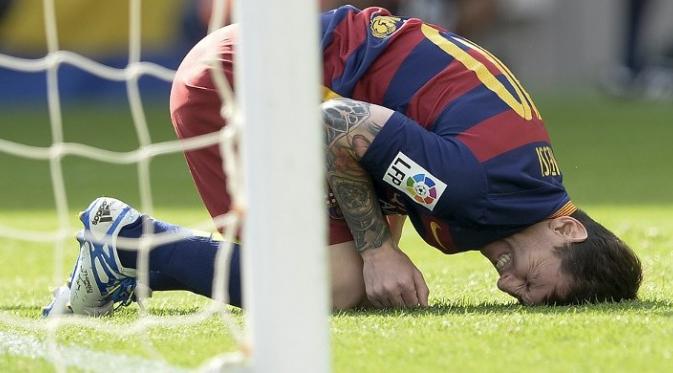 Lionel Messi mengerang kesakitan saat mengalami cedera kontra Las Palmas.