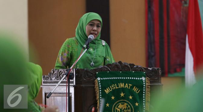 Ketua Umum PP Muslimat Nahdlatul Ulama (NU) Khofifah Indar Parawansa (kanan) memaparkan program kerja saat memimpin Rapat Pleno PP Muslimat NU, Jakarta, Minggu (27/9/2015). (Liputan6.com/Herman Zakharia)