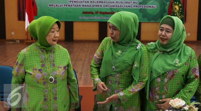 Ketua Umum PP Muslimat Nahdlatul Ulama (NU) Khofifah Indar Parawansa (kedua kanan) berbincang saat Rapat Pleno PP Muslimat NU, Jakarta, Minggu (27/9/2015). (Liputan6.com/Herman Zakharia)