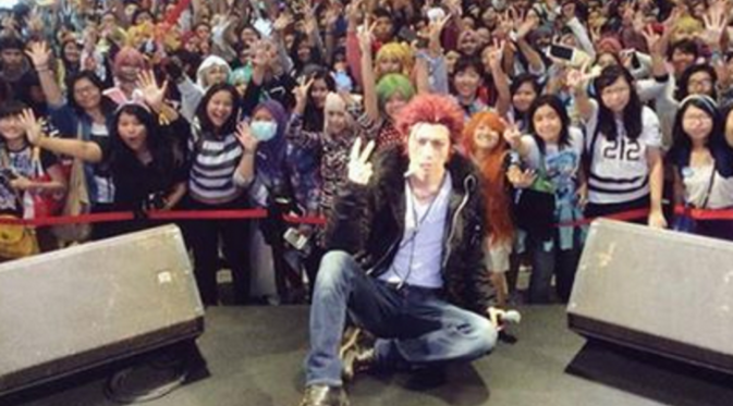 Kaname berpose bersama penggemarnya di Anime Festival Asia Indonesia (AFAID) 2015.