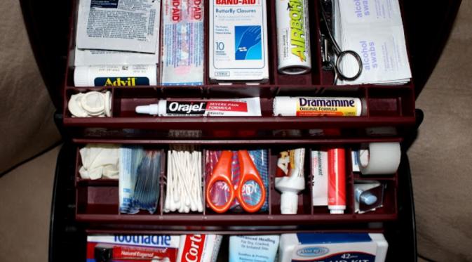Pakai kotak perkakas mobil ayahmu untuk simpan obat dan produk P3K. (Via: sarahontheblog.blogspot.ca)