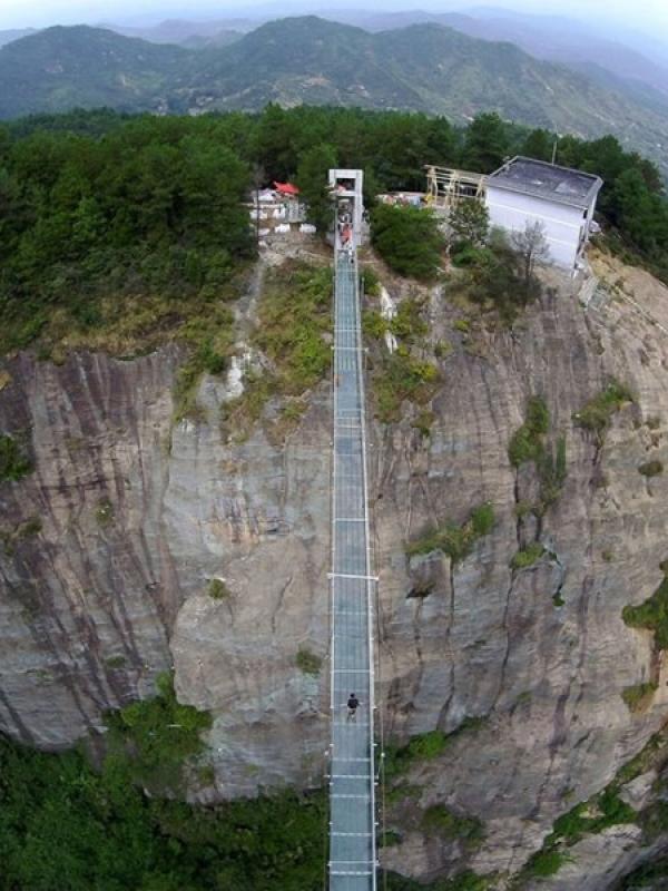 Jembatan Kaca Terpanjang di Dunia | via: boredpanda.com