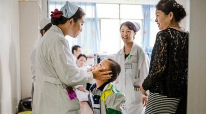 Junming dirawat oleh 100 perawat yang rela menjadi ibu asuh baginya.