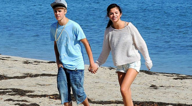 Justin Bieber dan Selena Gomez yang terlihat mesra saat masih menjalin hubungan [foto: People.com]
