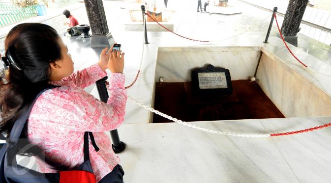 Pengunjung mengabadikan sumur tua tempat penguburan jenazah pahlawan revolusi di Monumen Pancasila Sakti, Jakarta, Selasa (29/9/2015). Peringatan Hari Kesaktian Pancasila pada 1 Oktober akan dihadiri Presiden Jokowi. (Liputan6.com/Helmi Fithriansyah)