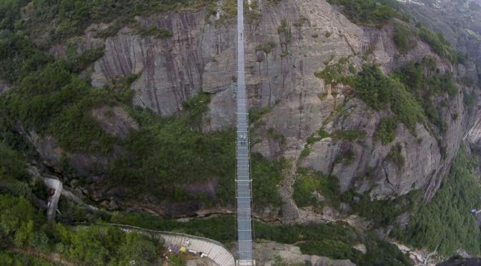 Jembatan gantung transparan di China. (Reuters)