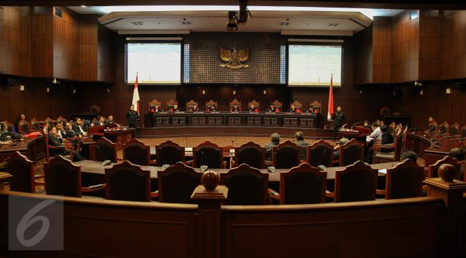 Mahkamah Konstitusi (MK) menggelar sidang putusan UU No Tahun 2015 tentang Pilkada di Gedung MK, Jakarta, Selasa (29/9). MK memperbolehkan daerah dengan calon tunggal untuk melaksanakan pilkada serentak pada Desember mendatang (Liputan6.com/Faizal Fanani)