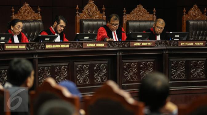 Ketua MK Arief Hidayat memimpin sidang putusan UU No Tahun 2015 tentang Pilkada di Jakarta, Selasa (29/9). MK memperbolehkan daerah dengan calon tunggal untuk melaksanakan pilkada serentak pada Desember mendatang (Liputan6.com/Faizal Fanani)