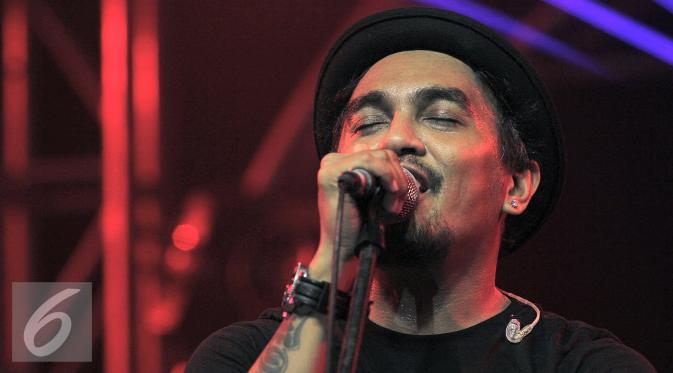 Glenn Fredly saat tampil dalam konser tunggalnya di Solo. [Foto: Reza Kuncoro/Liputan6.com]