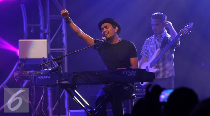 Glenn Fredly saat tampil dalam konser tunggalnya di Solo. [Foto: Reza Kuncoro/Liputan6.com]