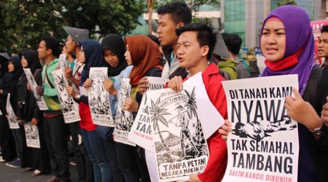 Jagat media sosial diramaikan oleh netizen yang memprotes Presiden Jokowi soal kasus Salim Kancil. 