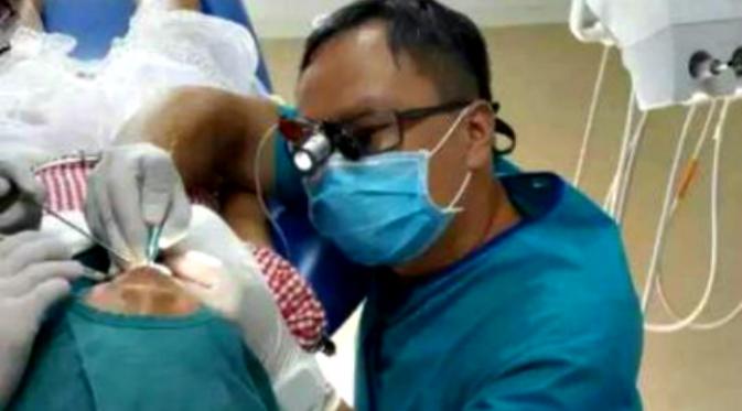 Pengabdian dokter gigi yang rela berlutut 40 menit demi pasiennya (gambar dari Shanghaiist)