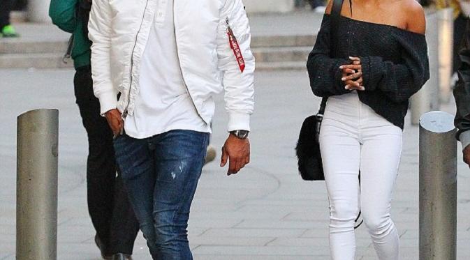 Memphis Depay tampak jalan bareng dengan Karrueche Tran (Daily Mail)