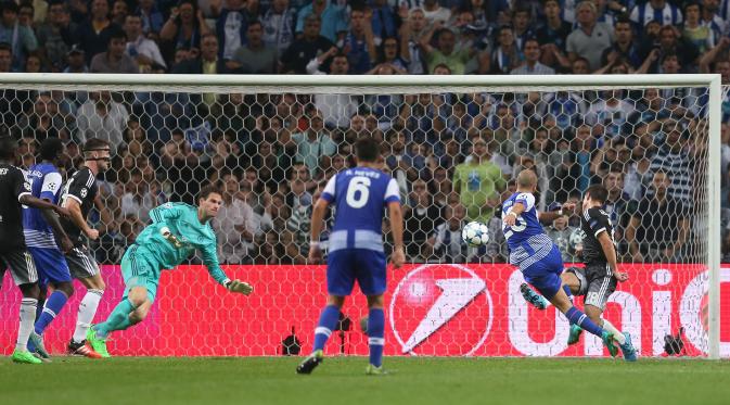 Pemain FC Porto Andre Filipe Bras Andre menjebol gawang Chelsea yang dijaga Asmir Begovic pada laga kedua Grup G Liga Champions di  Estadio Do Dragao, Rabu (30/9/2015) dini hari. (Liptaun6.com/Matthew Childs Livepic)