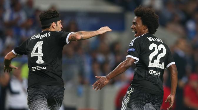 Pemain Chelsea Willian melakukan selebrasi usai menjebol gawang FC Porto pada laga kedua Grup G Liga Champions di  Estadio Do Dragao, Rabu (30/9/2015) dini hari WIB. (Liputan6.com/ Matthew Childs Livepic)