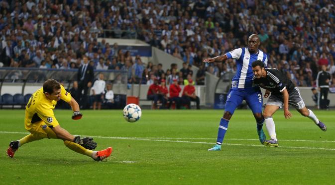 Kiper FC Porto Iker Casillas memblok bola tendangan pemain Chelsea Pedro Rodriguez pada leg kedua Grup G Liga Champions  Estadio Do Dragao, Rabu (30/9/2015) dini hari. (Liputan6.com/Reuters / Matthew Childs Livepic) 