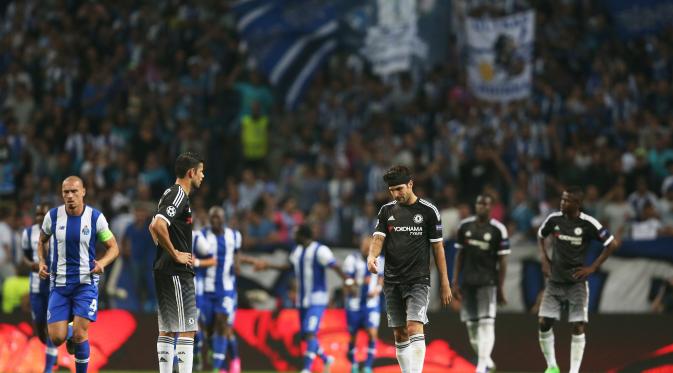 Dua pemain Chelsea, Diego Costa dan Cesc Fabregas, tampak lesu setelah FC Porto mencetak gol kedua dalam lanjutan fase Grup G Liga Champions di  Estadio Do Dragao, Rabu (30/9/2015) dini hari WIB. (Reuters / Matthew Childs Livepic)