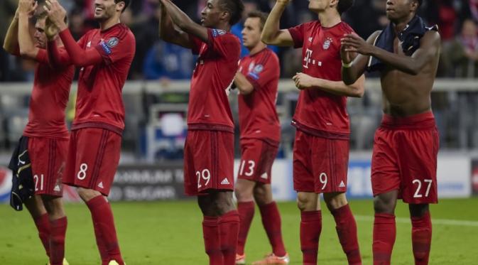 Para pemain Bayern Muenchen merayakan kemenangan 5-0 atas Dinamo Zagreb pada laga kedua Grup F Liga Champions di Allianz Arena, Rabu (30/9/2015). (Liputan6.com/GUENTER SCHIFFMANN / AFP)