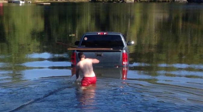 Sebuah mobil bak terbuka tidak sengaja masuk danau karena transmisinya rusak (dari Ellsworth American)