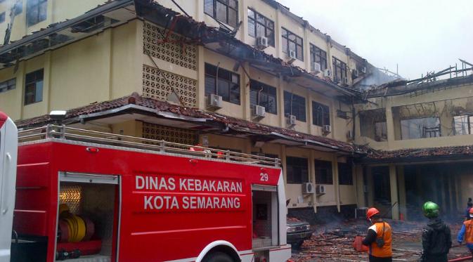 Kebakaran melanda Polda Jawa Tengah (Liputan6.com/ Edhie Prayitno Ige)