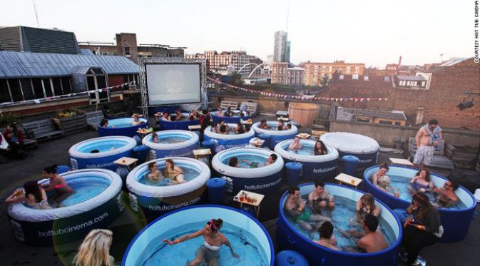 Hot Tub Cinema. (foto: CNN)