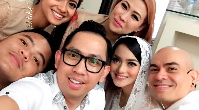 Ririn Eawati bersama orang-orang dekat melakukan foto bersama usai akad nikah. (via Mario Markoneng)