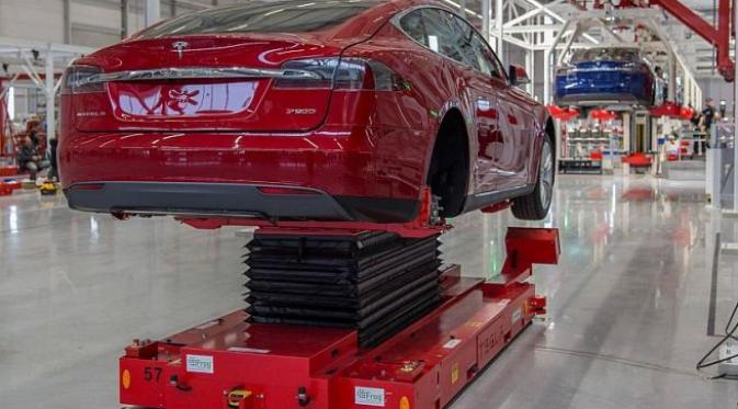 Pabrikan mobil besutan Iron Man dunia nyata -- julukan Ellon Musk -- akan merakit sedan mewah Model S dan crossover listrik Model X. 