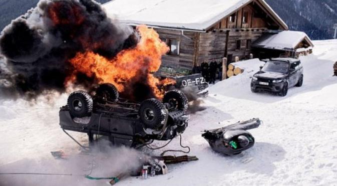 Film berjudul Spectre ini setidaknya menghancurkan tujuh unit Aston Martin DB10 dalam proses pengambilan gambar. 