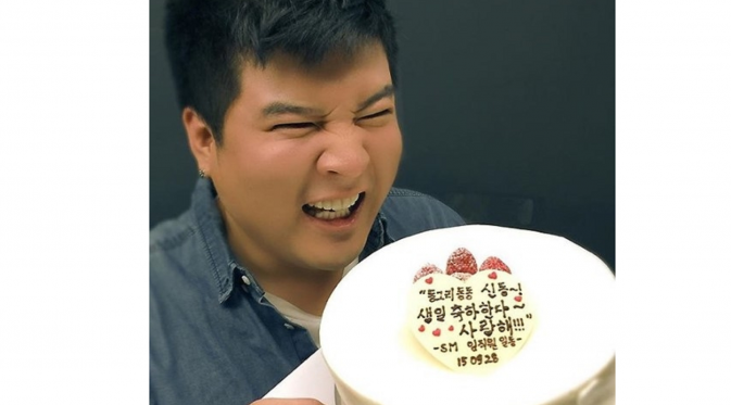 Shindong dnegan bangga memamerkan kue ulang tahun dari agensi yang mengasuhnya, SM Entertainment [foto: Instagram]