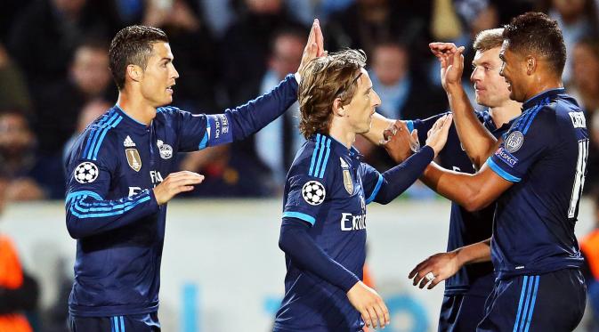 Pemain Real Madrid, Cristiano Ronaldo bersama rekan-rekannya merayakan gol yang dicetaknya ke gawang Malmo FF pada laga Liga Champions di Stadion Malmo New, Swedia, Kamis (1/10/2015). (EPA/Andreas Hillergren)