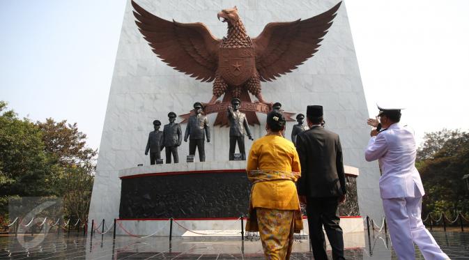 Presiden Jokowi bersama Ibu Negara, Iriana mengunjungi patung tujuh pahlawan revolusi di Monumen Pancasila Sakti, Jakarta, Kamis (1/10/2015). Jokowi memimpin upacara Peringatan Hari Kesaktian Pancasila yang jatuh pada hari ini.(Liputan6.com/Faizal Fanani)