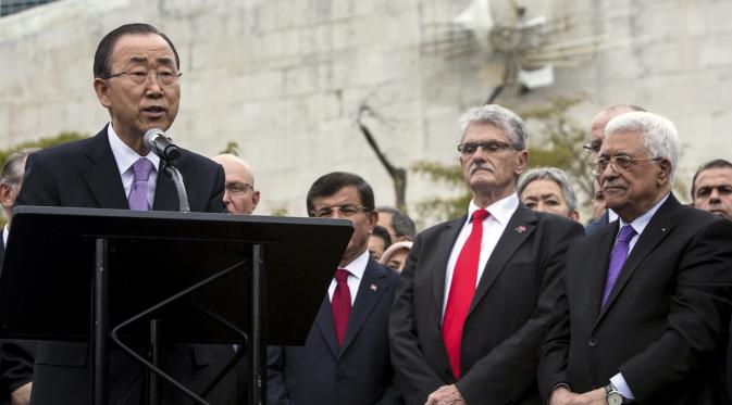   Sekretaris Jenderal PBB Ban Ki-moon menyampaikan pidato singkat di samping Presiden Majelis Umum PBB Mogens Lykketoft dan Presiden Palestina Mahmoud Abbas. (Reuters)