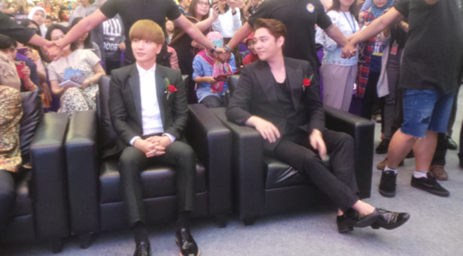 Dua personel Super Junior, Leeteuk dan Kangin memenuhi janjinya untuk bertemu dengan penggemarnya, ELF di Jakarta, Kamis (1/10/2015).