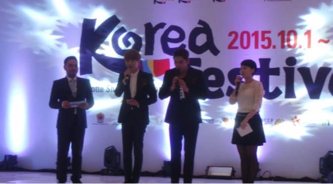 Dua personel Super Junior, Leeteuk dan Kangin memenuhi janjinya untuk bertemu dengan penggemarnya, ELF di Jakarta, Kamis (1/10/2015).