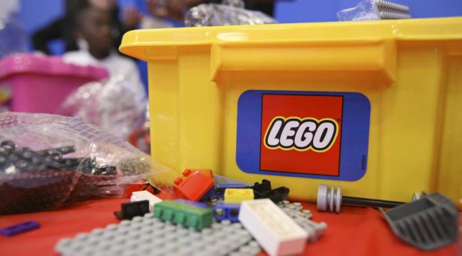 Dulu, namanya bukan Lego, tapi "Automatic Binding Bricks." | via: popularmechanics.com